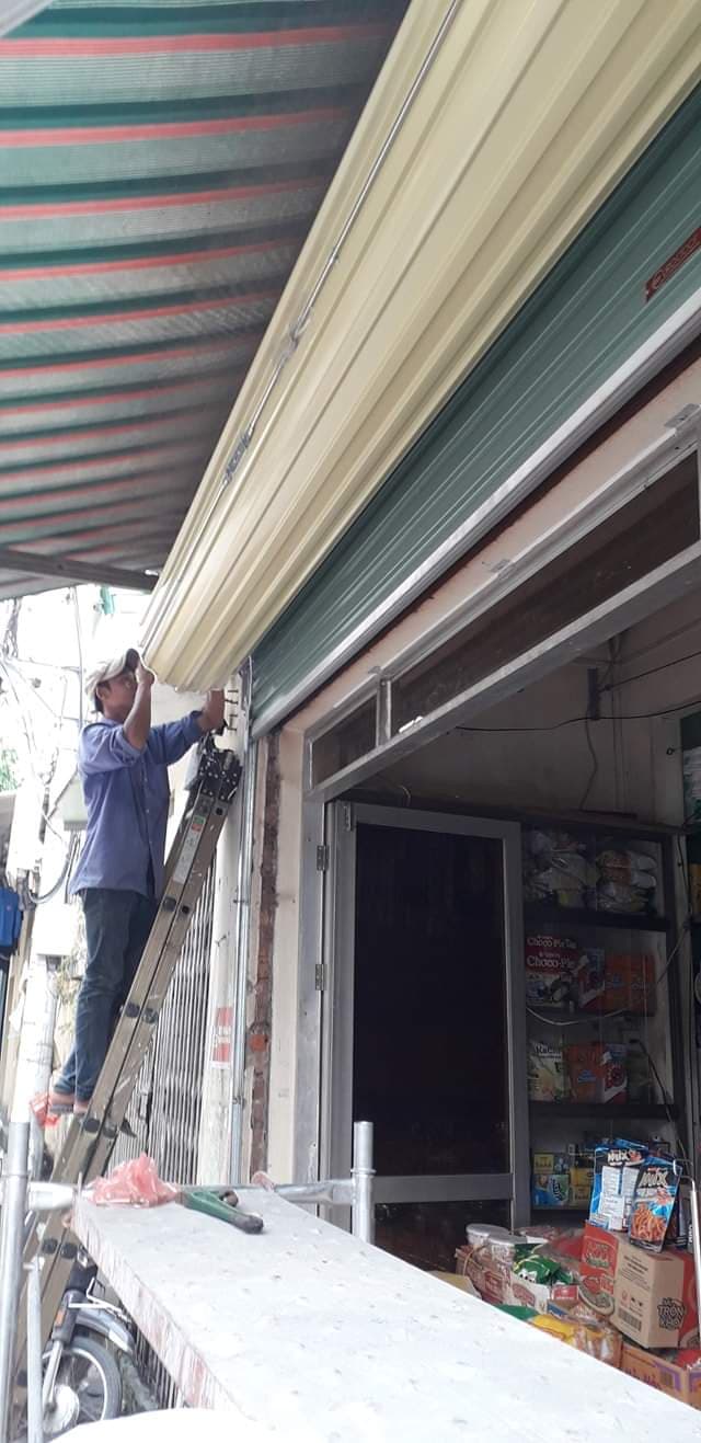 Thợ đứng thang để sửa chữa